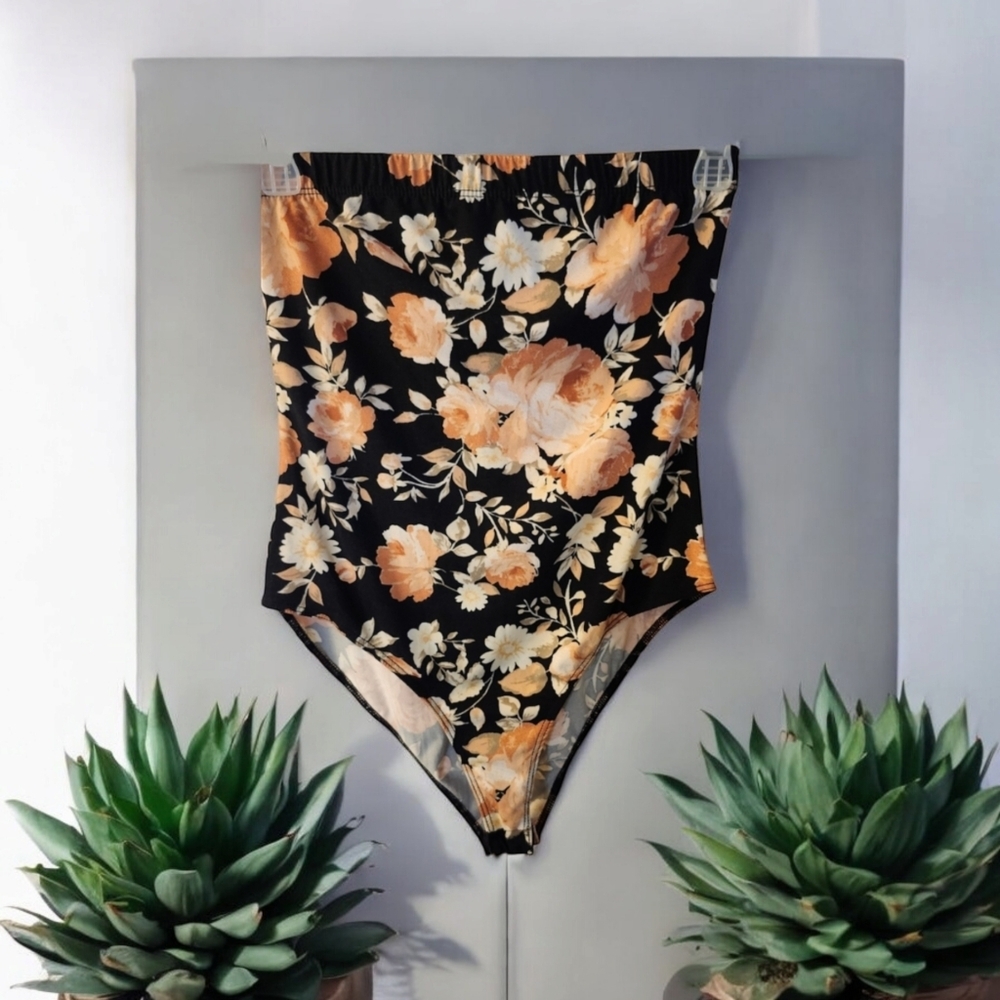 Gorgeous Strapless Bodysuit - Picture 4 of 4